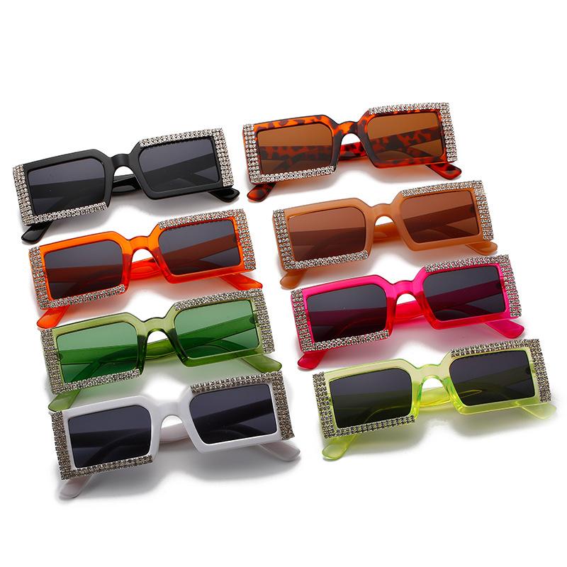 Diamond-Set Sunglasses, Larger-Frame Personalized Diamond Glasses, Street-Shot Pretty Girl Sunglasses
