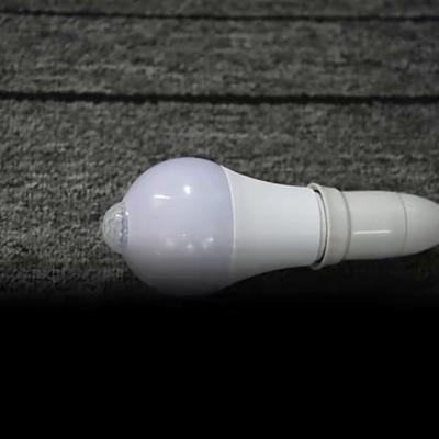 1 ampoule LED 12 V avec détecteur de mouvement, lumière LED avec capteur PIR, allume/éteint automatiquement la lumière de sécurité de détection du corps domestique, lumière de porche nocturne
