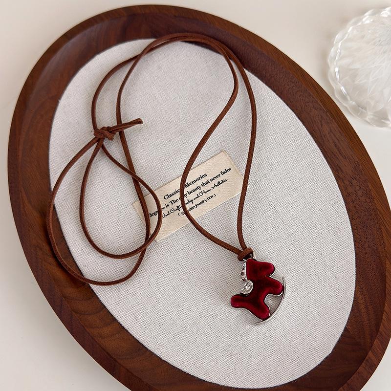 

PU Leather Rope Sweater Chain Chokers New Arrival Red Coffee Plush Velvet Resin Cartoon Horse Pendant Necklaces for Women 100cm червоний