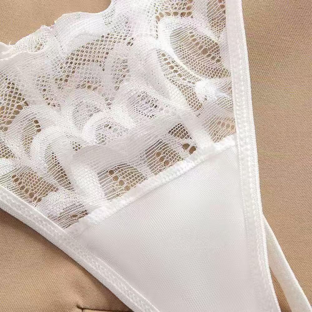 Blumen-Spitzen-Dessous-Set ohne Schritt: Zweiteiler mit Nippel-Enthüllung und sexy Cut-Out-Design