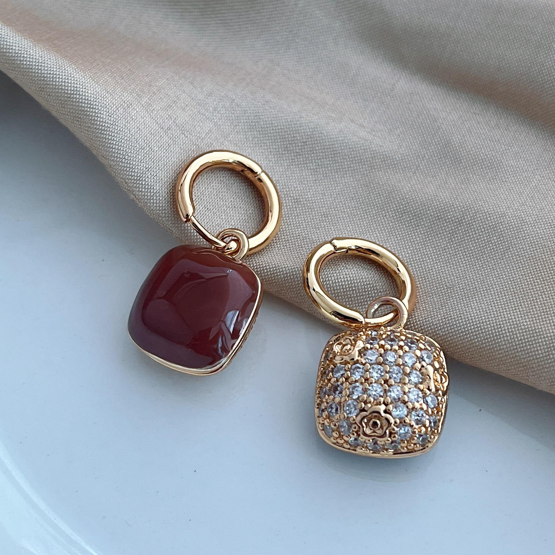 

Reversible Maillard Zircon Geometric Square Ear Cuffs with Drip Glaze Design