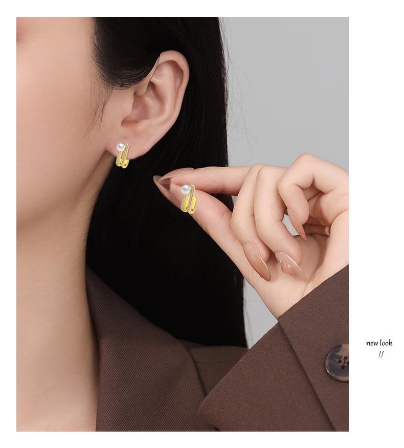 Elegant Pearl Stud Earrings: High-End European & American Fashion Accessory