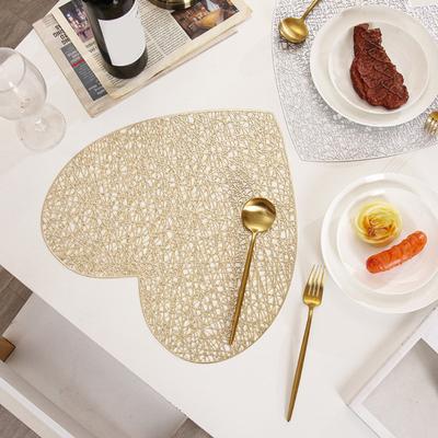 Hohles, hitzebeständiges Tischset, herzförmige Tischschutzmatte, verbrühungshemmende, verschleißfeste Materialmatte für die Hochzeitsdekoration zu Hause