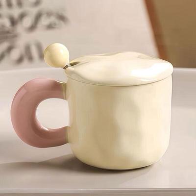 Große Keramik-Kaffeetasse mit Deckel und Löffel