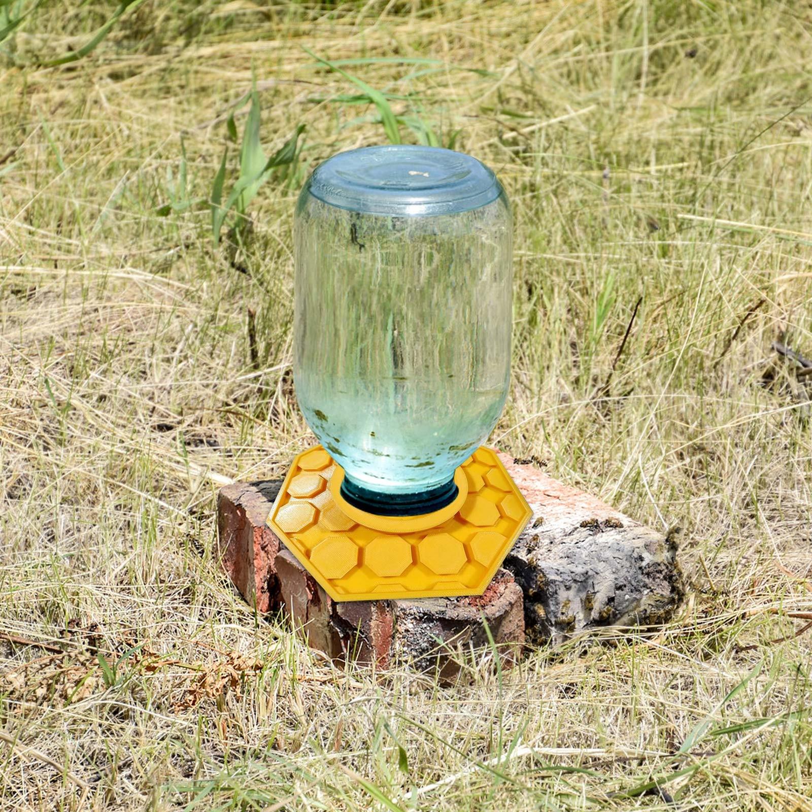 

Креативная поилка для пчел и продуманная система подачи воды One Size