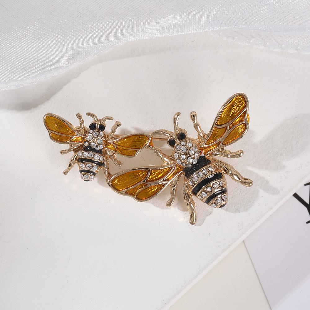 Bee-Style Pearl & Rhinestone Brooch – Elegant Women's Pin & Corsage Accessory