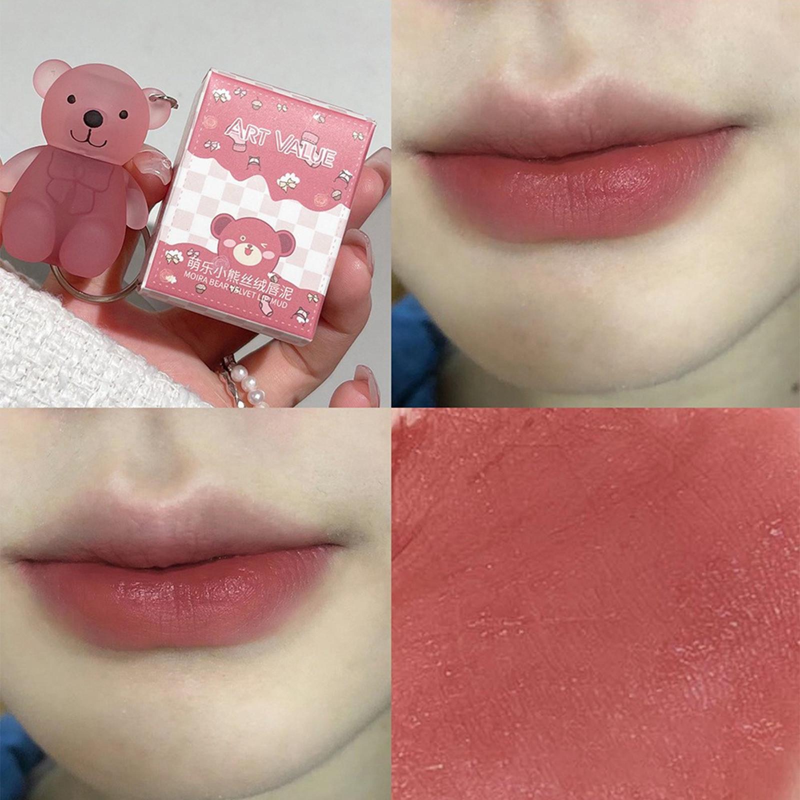 

Оксамитовий макіяж губ демонструє шовковисто-гладку помаду-глазур, натуральну універсальну помаду. One Size