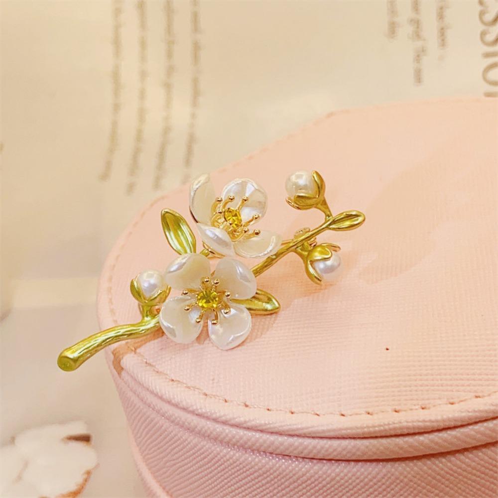 Exquisite Sweet Pearl Texture Jasmine Flower Plants Brooches for Women High Quality Party Daily Wear Banquet Temperament Jewelry