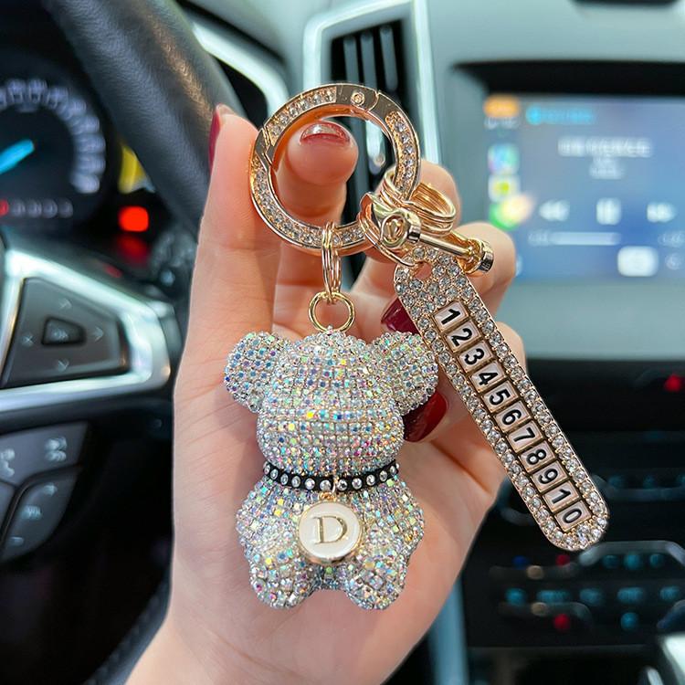 Portachiavi per Auto Orsetto Seduto Full Diamond alla Moda Selezione Alfabeto Creativa Targhetta Numero con Strass Decorativa Portachiavi Anti-smarrimento