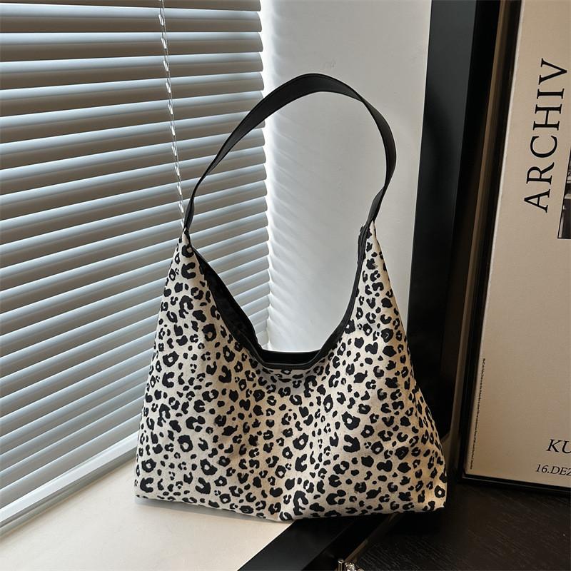 Stylish Simple Shoulder Bag For Women In Trendy Colors Perfect For Autumn Outfits