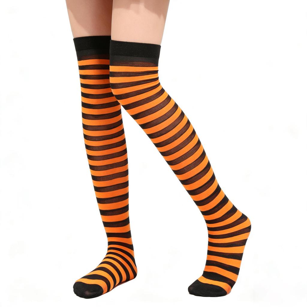 Halloween-Hexe-Kostüm-Set: Gestreifte lange Socken, Hexenhut, Besen, Elastische Netzstrumpfhandschuhe, Ballkleid und Netzstrümpfe.