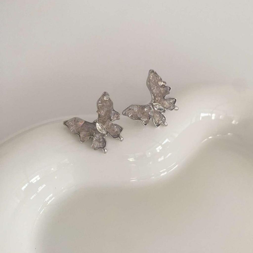 Gradient Pink Crystal Butterfly Stud Earrings - Mori Style, High-End, Sweet, Versatile, Exquisite Accessory.