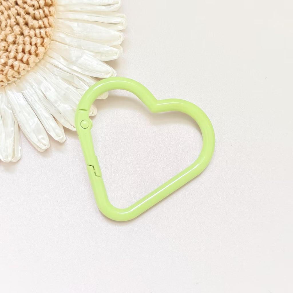 Portachiavi a forma di cuore colorato con moschettone a molla in lega di zinco e moschettone per aggancio animali domestici