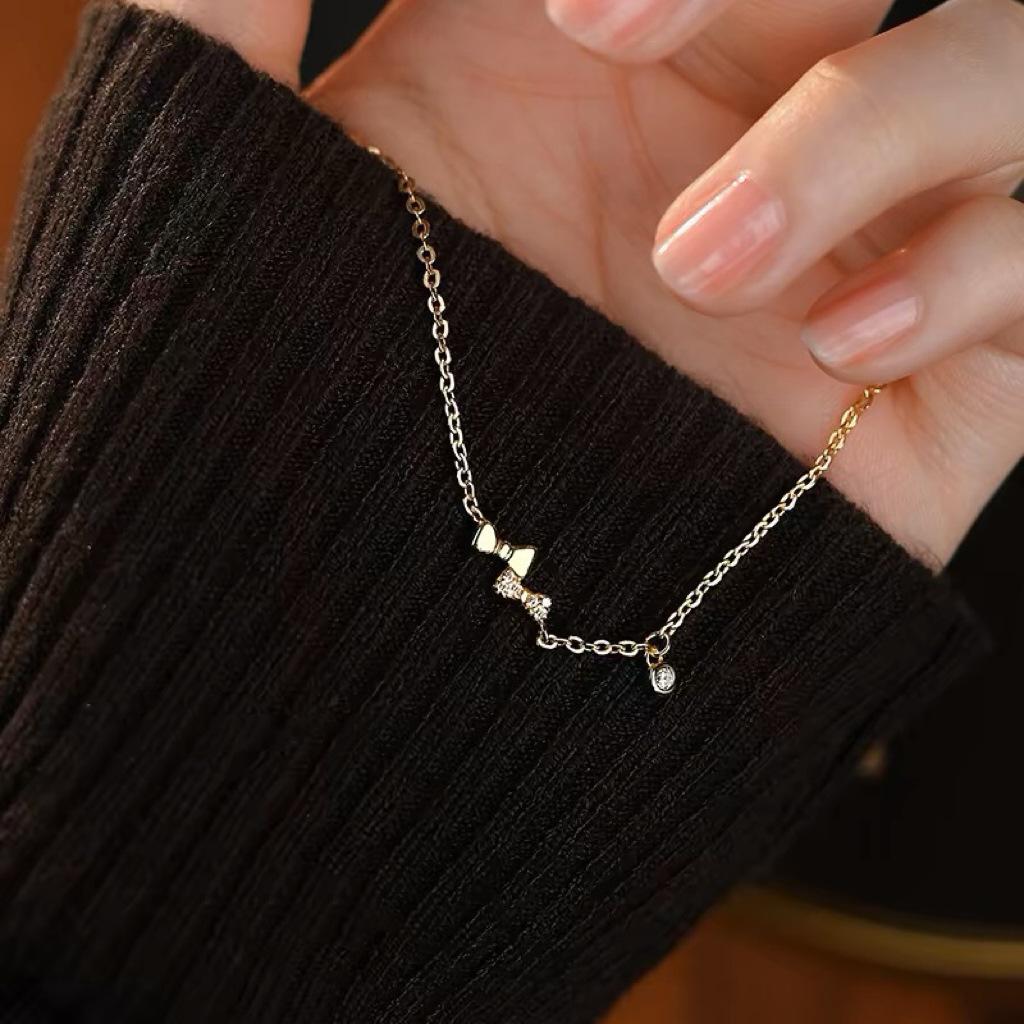 Браслет с двойным бантом и фианитами в форме сердца - Модный женский дизайн с кисточками