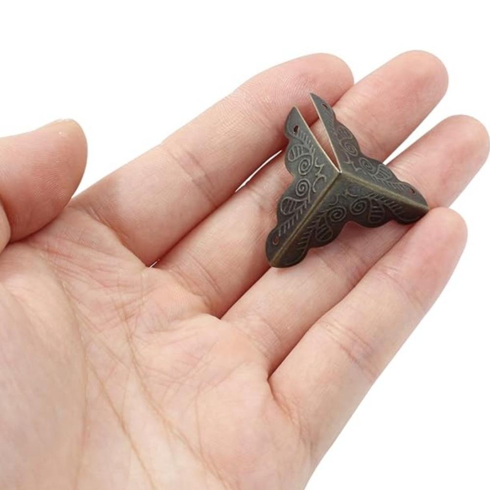 100 Stück Möbel-Eckenschutz, Antik-Bronze, dreieckige Kante, dekorativer Metall-Eckenschutz für Aufbewahrungsbox, Schmuckschatulle, Schrank, Couchtisch