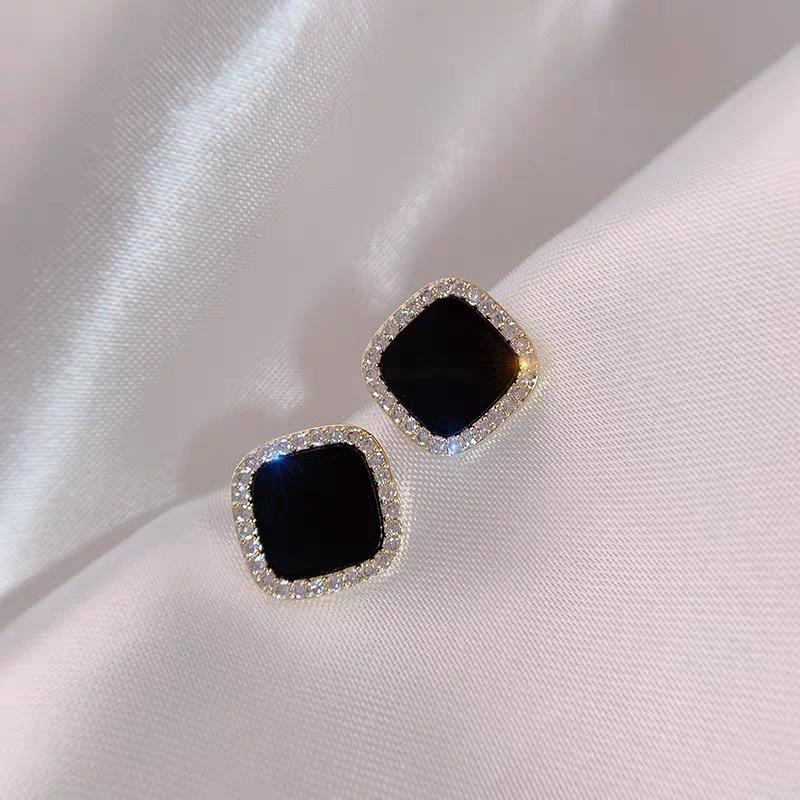 New fashion stud earrings women's personality fashion simple black earrings niche design temperament earrings