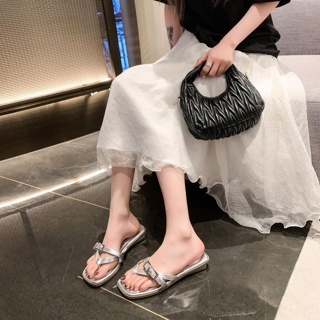 Soft bottom flat bottom casual fashionable flip-flops women's 2025 new niche design buckle personalized cool slippers women