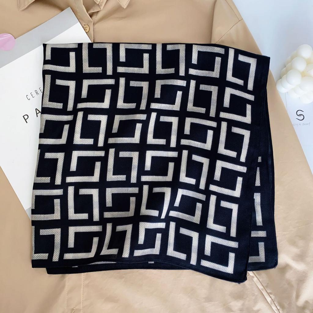 2024 Nowy modny uniwersalny szalik jedwabny 68 cm drukowany filtr przeciwsłoneczny dekoracyjny mały kwadratowy szalik szalik o aksamitnej fakturze