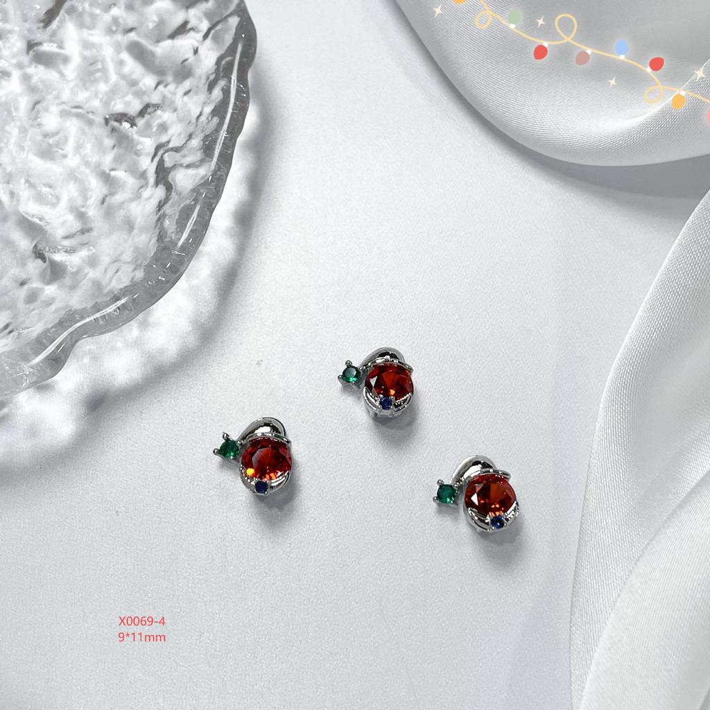 Celebrity-Inspired Christmas Nail Art: Cute Snowflake Bell DIY Zircon Accessories