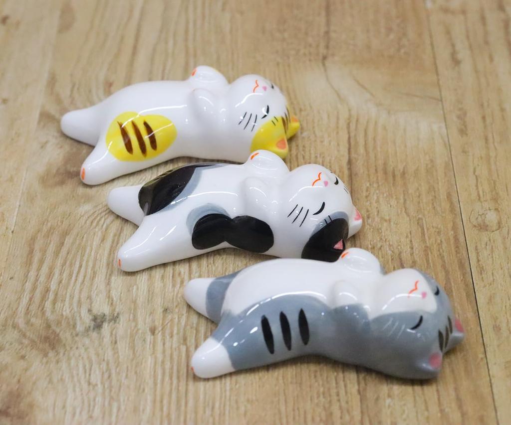 Yakushi Kiln Chopstick Set of Nekomachi Cat Rests, 3, (Facing Trio)