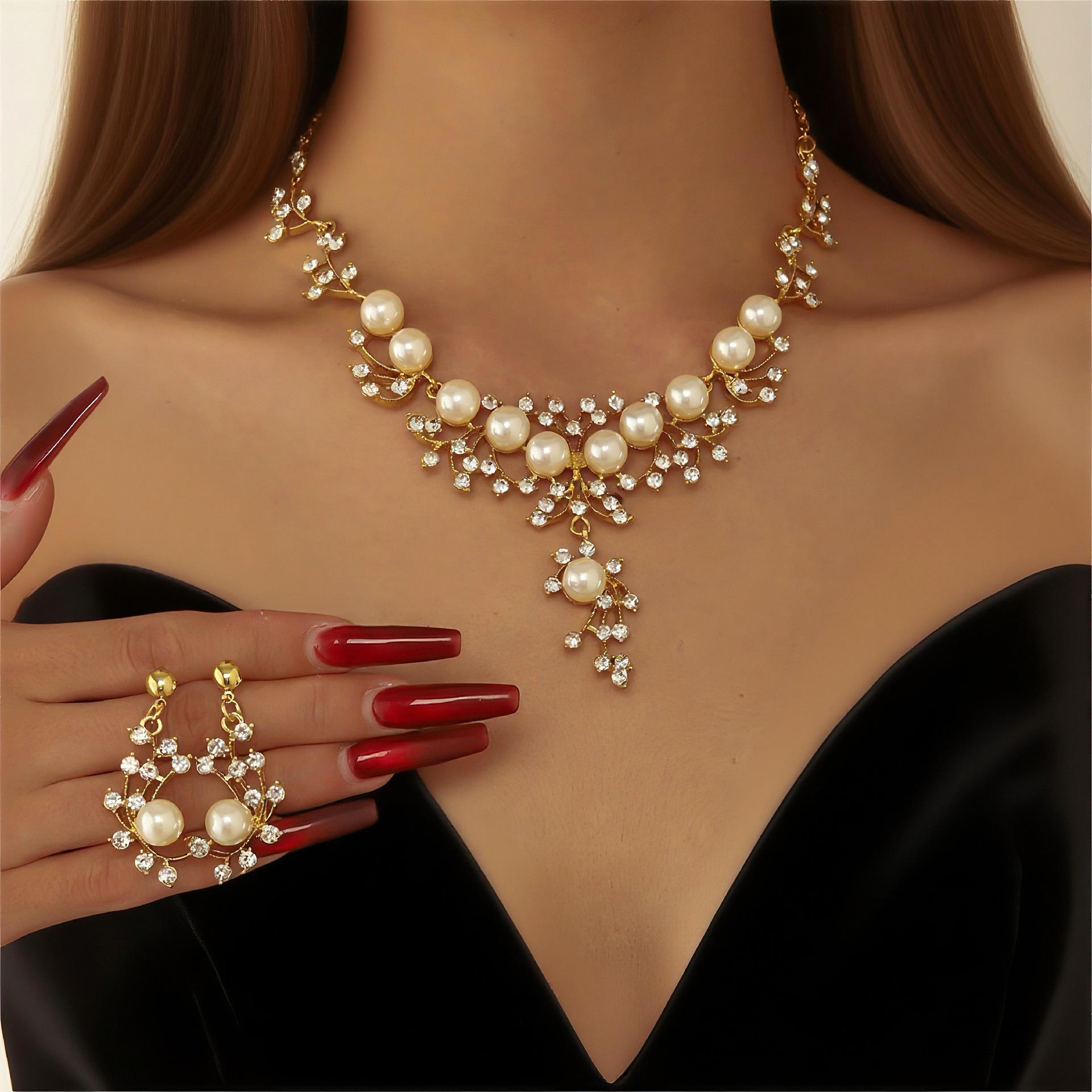 

Елегантний набір: намисто та сережки з інкрустацією перлами та діамантами