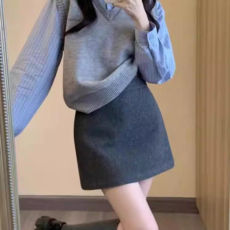 Women's Gray Wool Blend High-Waist A-Line Petite Short Skirt - Autumn/Winter Hip-Hugging, Anti-Exposure Design.
