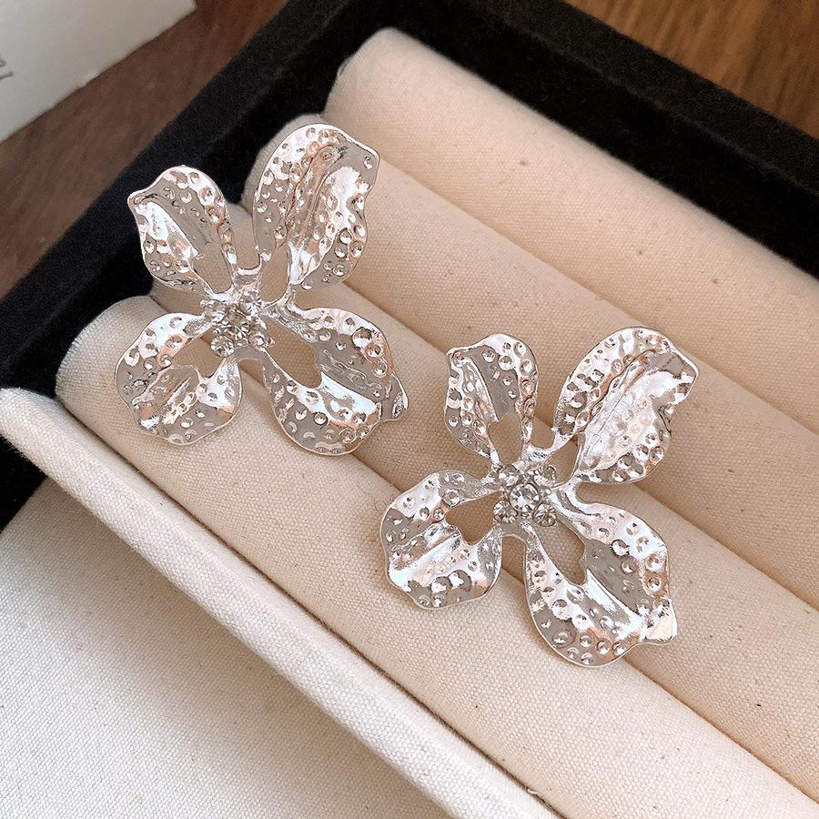 

European and American retro silver needle with diamond pleated flower stud earrings simple fashion exquisite earrings light luxury high-end earrings