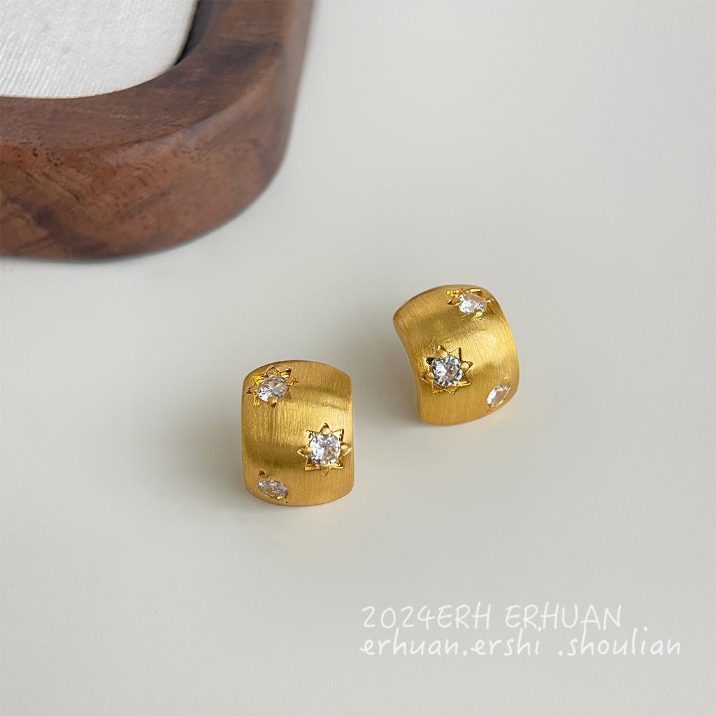 Micro-inlaid zircon-plated brushed matte half-curved geometric stud earrings, wind earrings.