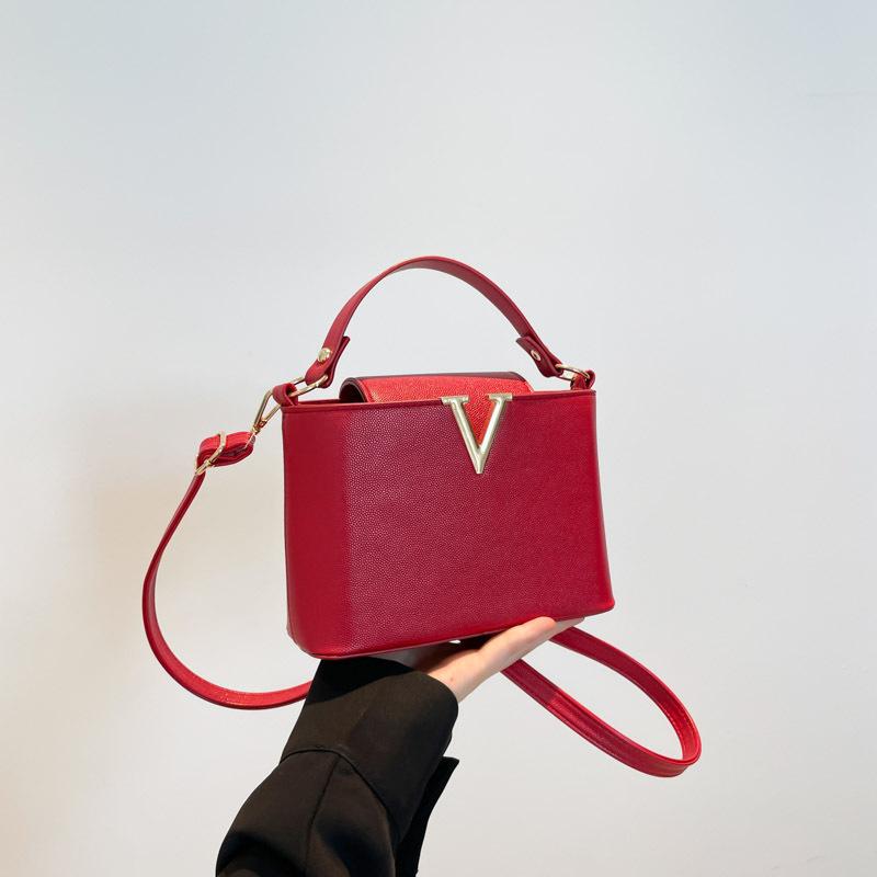 Fashion and high-end summer new light luxury texture niche versatile shoulder messenger handbag