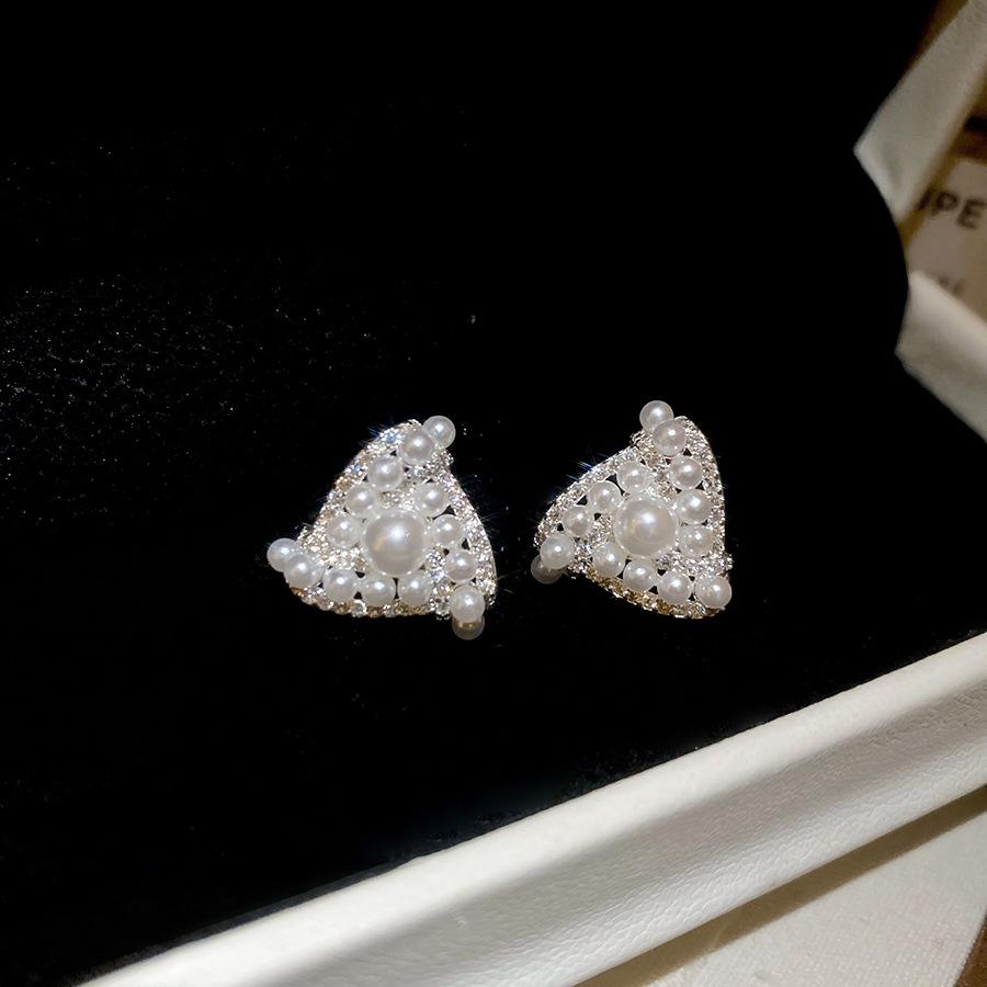 Zircon triangular pearl stud earrings, personalized elegance and temperament, versatile earrings, light luxury earrings.