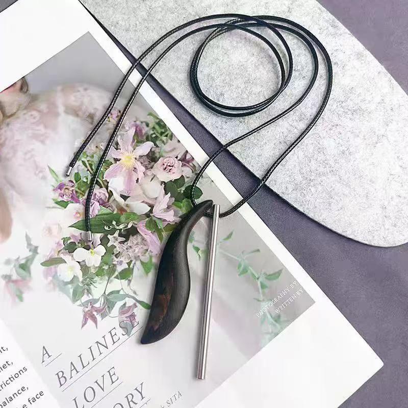 Sandelholz Metallfarben Block Halskette: Luxuriöser minimalistischer unregelmäßiger langer Anhänger.