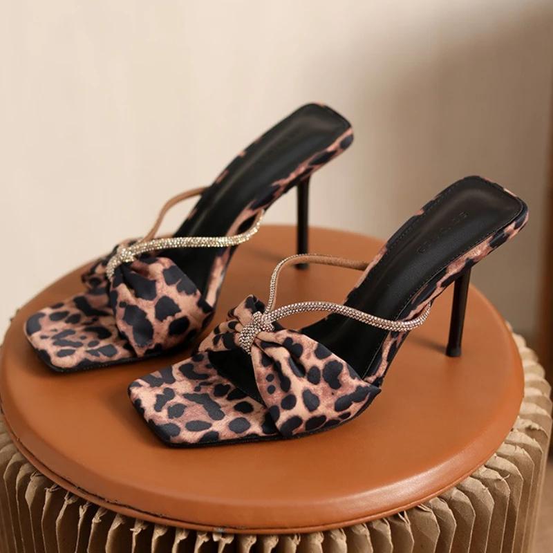 Fashion Elegant Bow Crystal Narrow Band Design Slippers Women Leopard Print Square Toe Brand Slide Sandals Fashion Banquet Dress Shoes