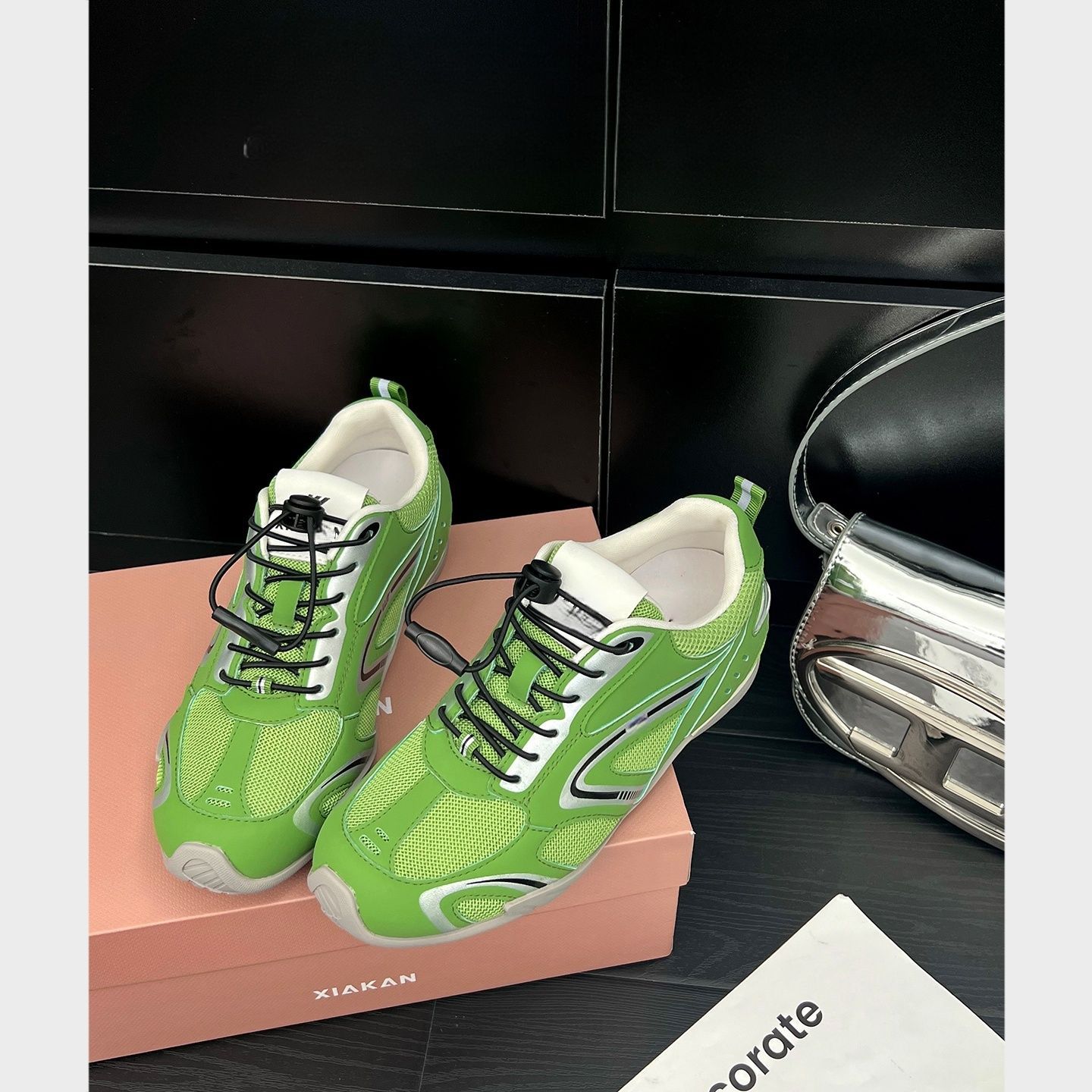 

Футбольные моральные тренировочные туфли женские модные универсальные 2025 новые легкие тонкоподошвенные сетчатые дышащие беговые спортивные туфли гоночные туфли 40