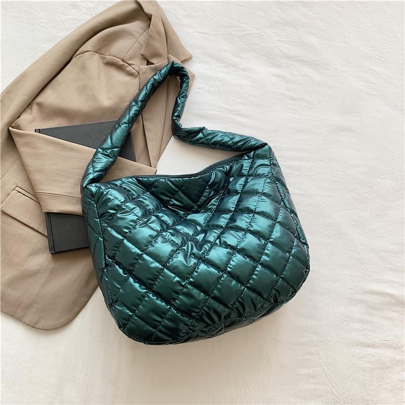 Modern And Sleek Women s Crossbody Bag With Ample Space Trendy Design For Street Style Enthusiasts зелёный