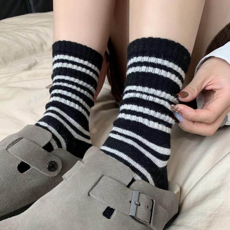 

Warm Winter ~ Dark Vintage Striped Woolen Socks, Thick and Versatile Pile Socks for Autumn and Winter 1 pair чорний