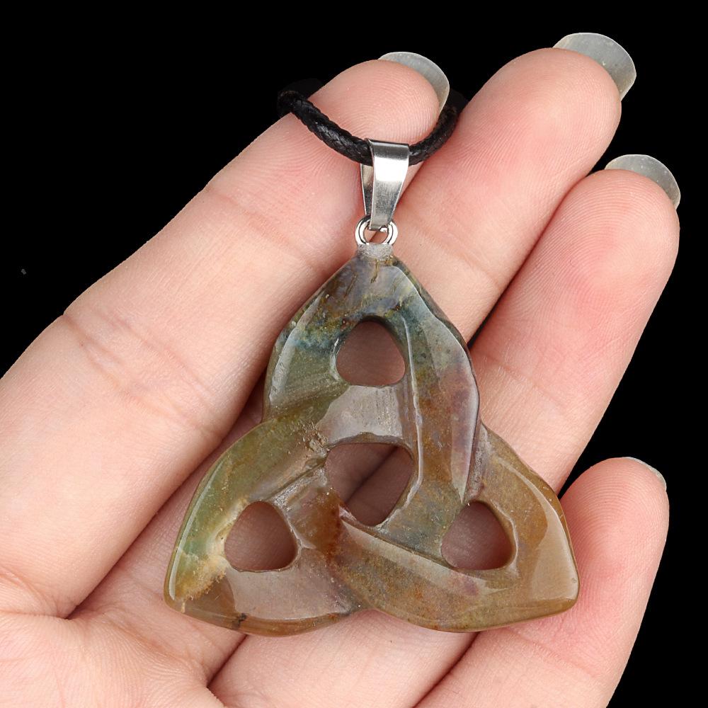 

Ирландский кельтский кулон с ажурным треугольным дизайном