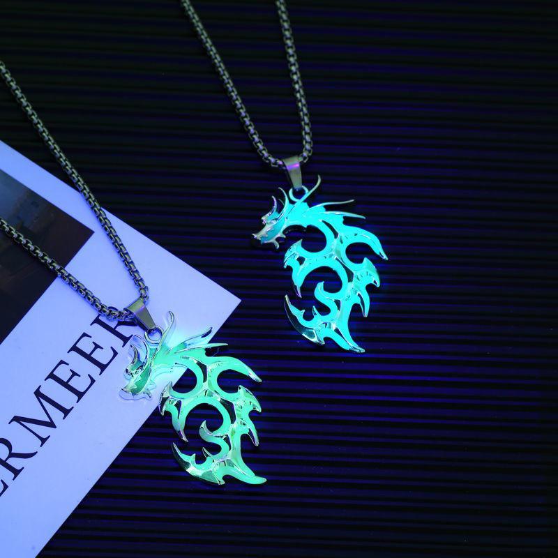 Collier Dragon Flamme Lumineuse Personnalité Punk Lumineux Pendentif Lumineux Brille dans le Noir Chaîne de Pull Collier Lumineux Bijoux Hiphop