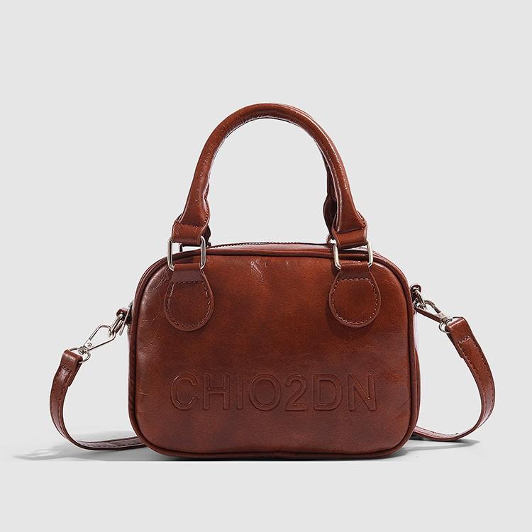 

Niche portable bowling bag women s 2025 new trendy retro small square bag versatile ins practical messenger bag коричневий