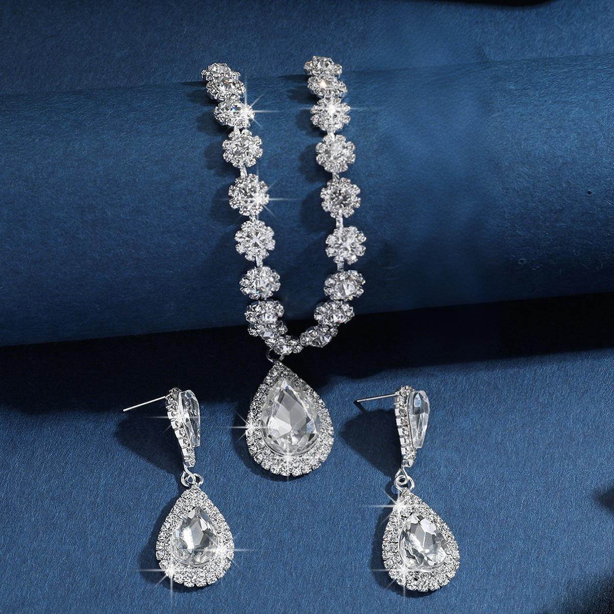 

Женский набор украшений «Легкая роскошь» с сияющим колье и серьгами-каплями one size