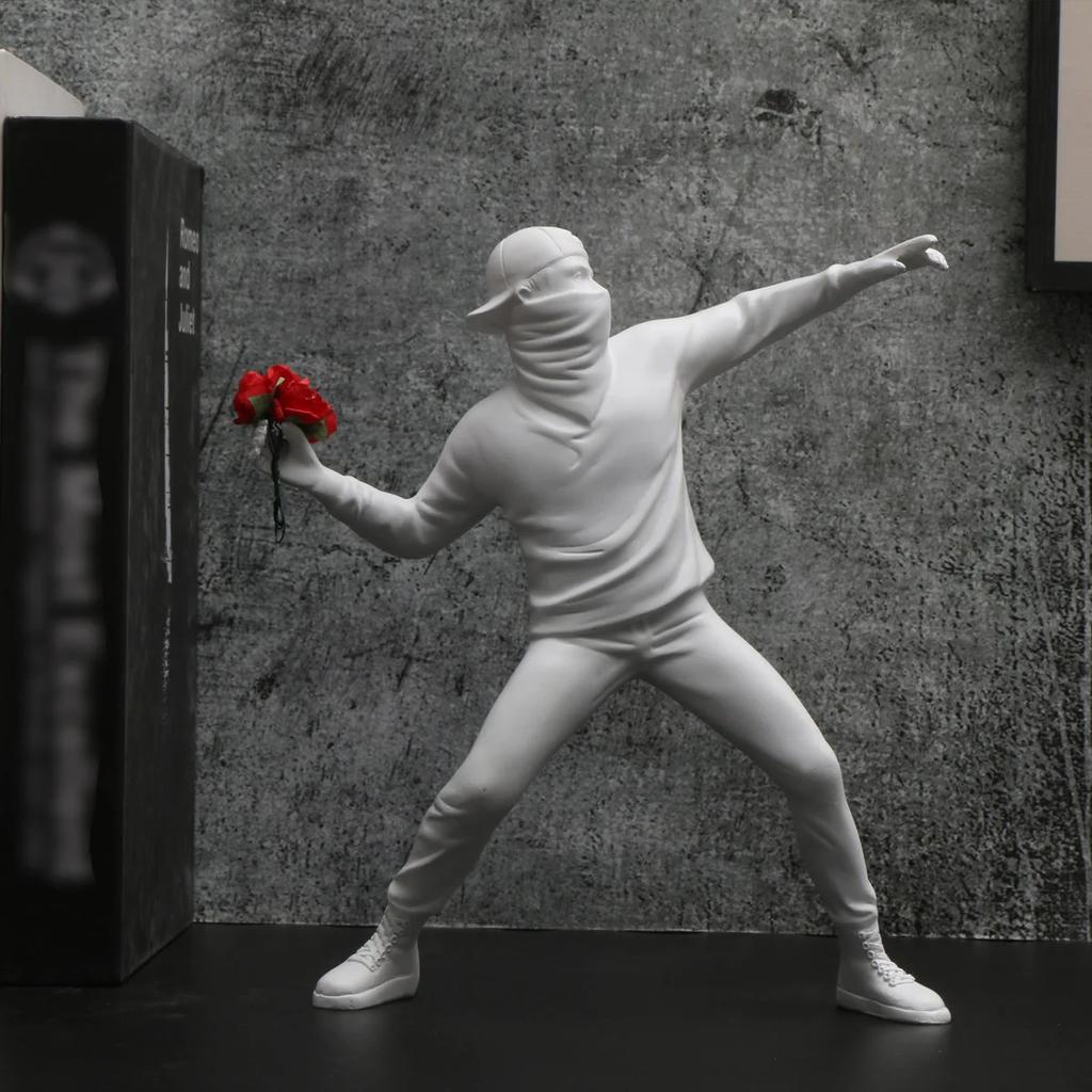 1 Stück Harz Banksy Skulpturen Blumenwerfer Statue Bomber Heimdekoration Schreibtischzubehör Sammlerfigur Dekorative Inter
