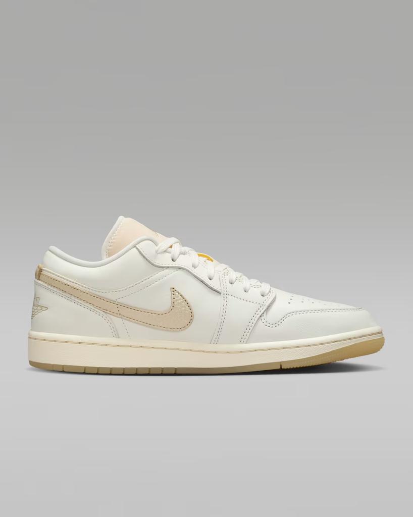HV5157-100 Nike Air Jordan 1 Low Sail Pale Ivory Team Gold (De las mujeres)