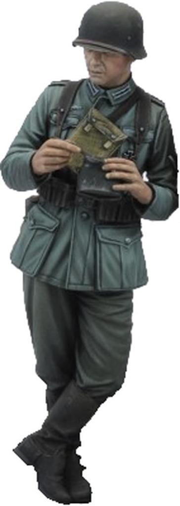Royal Model WW2 German Soldier Eating 75mm Resin Kit RM958 1/24 (person)