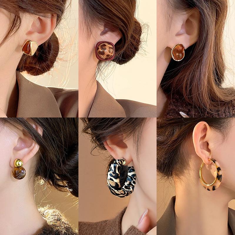 Elegant Pearl Stud Earrings: Simple, High-End Design for Autumn/Winter 2024