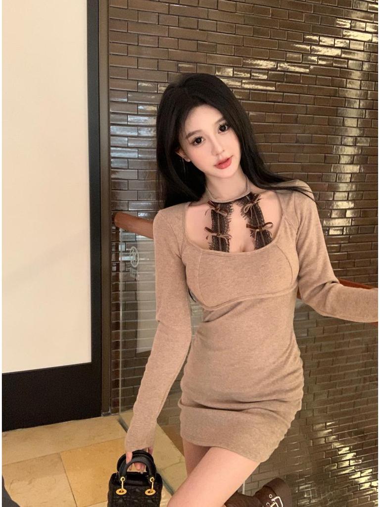 Schickes Strickkleid mit Spitze, Neckholder, Slim Fit, hüftumspielendem Rock und langen Ärmeln