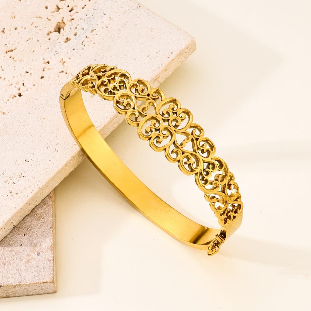 1Arabic luxury style stainless steel piece18K The gold-plated delicate hollow bracelet features exquisite Arabic-style hollow patterns, elegantly