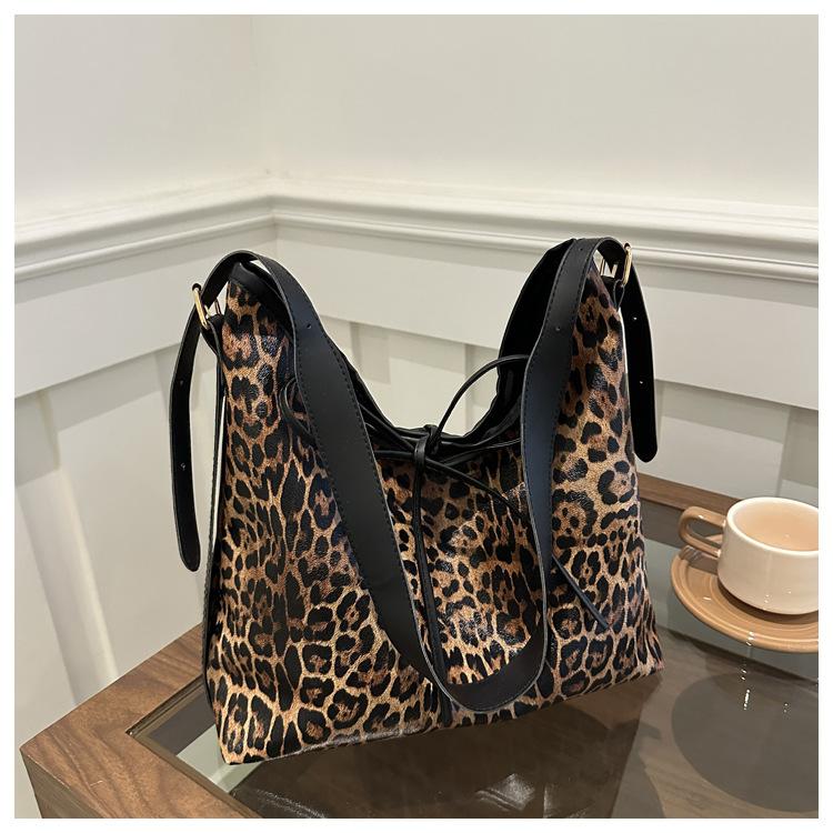 Niche design leopard print women's shoulder bag fashionable retro slack handbag daily commute messenger bag bag bag