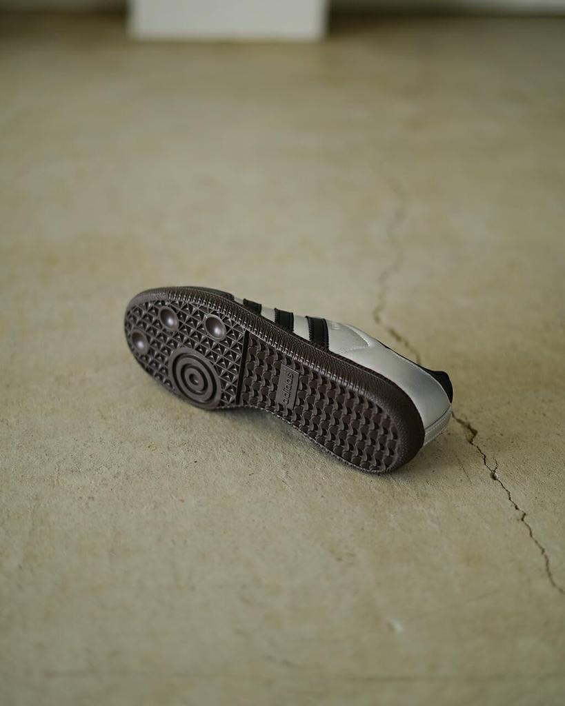 Adidas Originals Samba OG Silber Braun Originals SAMBA OG KI8464 Schuh Metallisch/Kern Schwarz/Dunkel SILVMT/CBLACK/DBROWN (Japanische Größe, Erwachsene, numerisch,