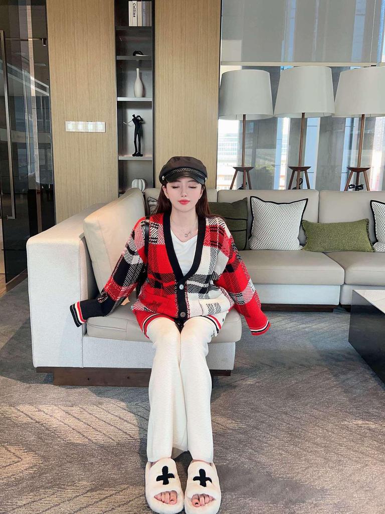 Women's Retro Plaid V-Neck Wool Knit Cardigan Sweater - Early Spring British Style