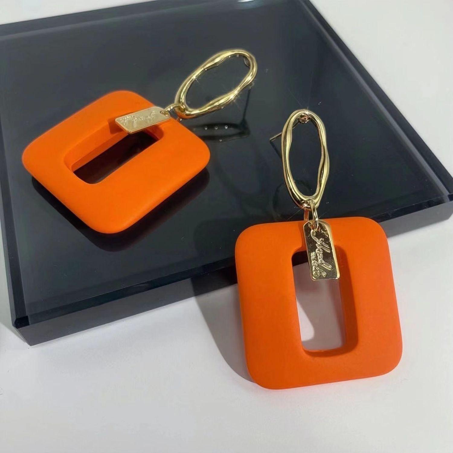 

Exaggerated 2023 New High-grade High-grade Metallic Orange Resin Earrings Female Hollow Geometric Square Long Earrings