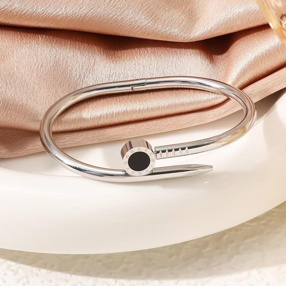 Náramek z titanové oceli pozlacený 18K zlatem se symbolem čtyřlístku, římskými číslicemi a designem srdce